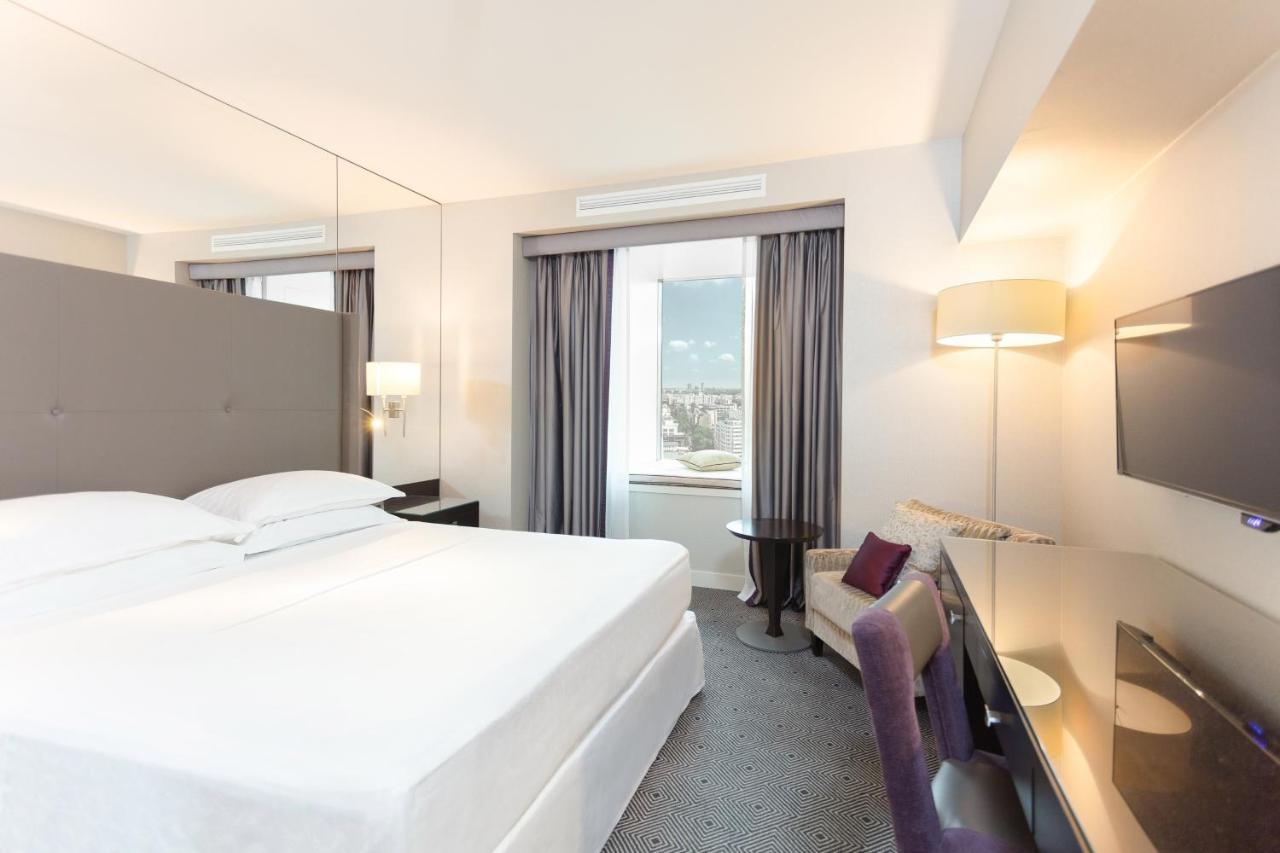 Sheraton Bucharest Hotel Exterior foto A room at the hotel