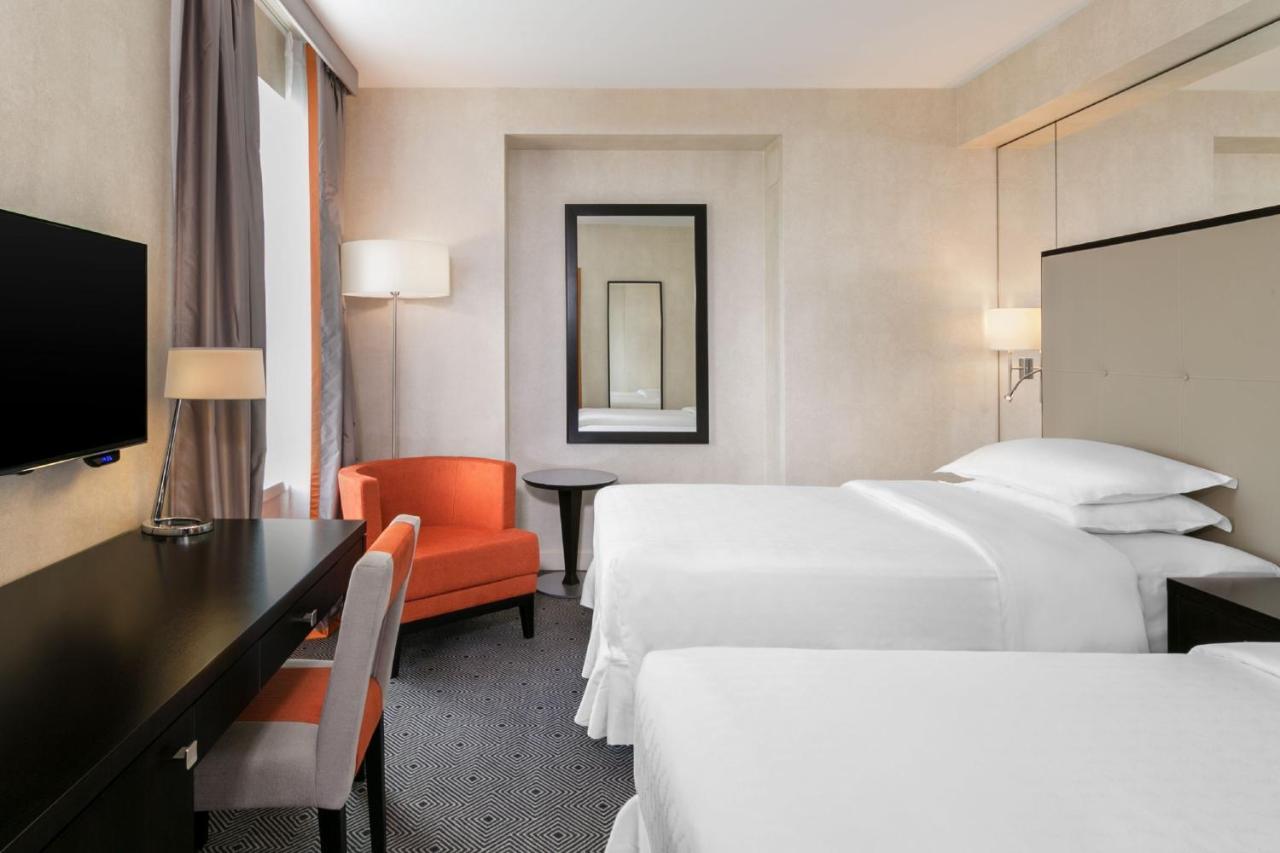 Sheraton Bucharest Hotel Exterior foto A room at the hotel