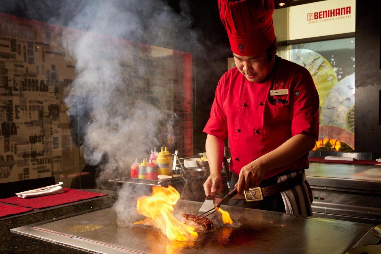 Sheraton Bucharest Hotel Exterior foto A chef cooking with a wok