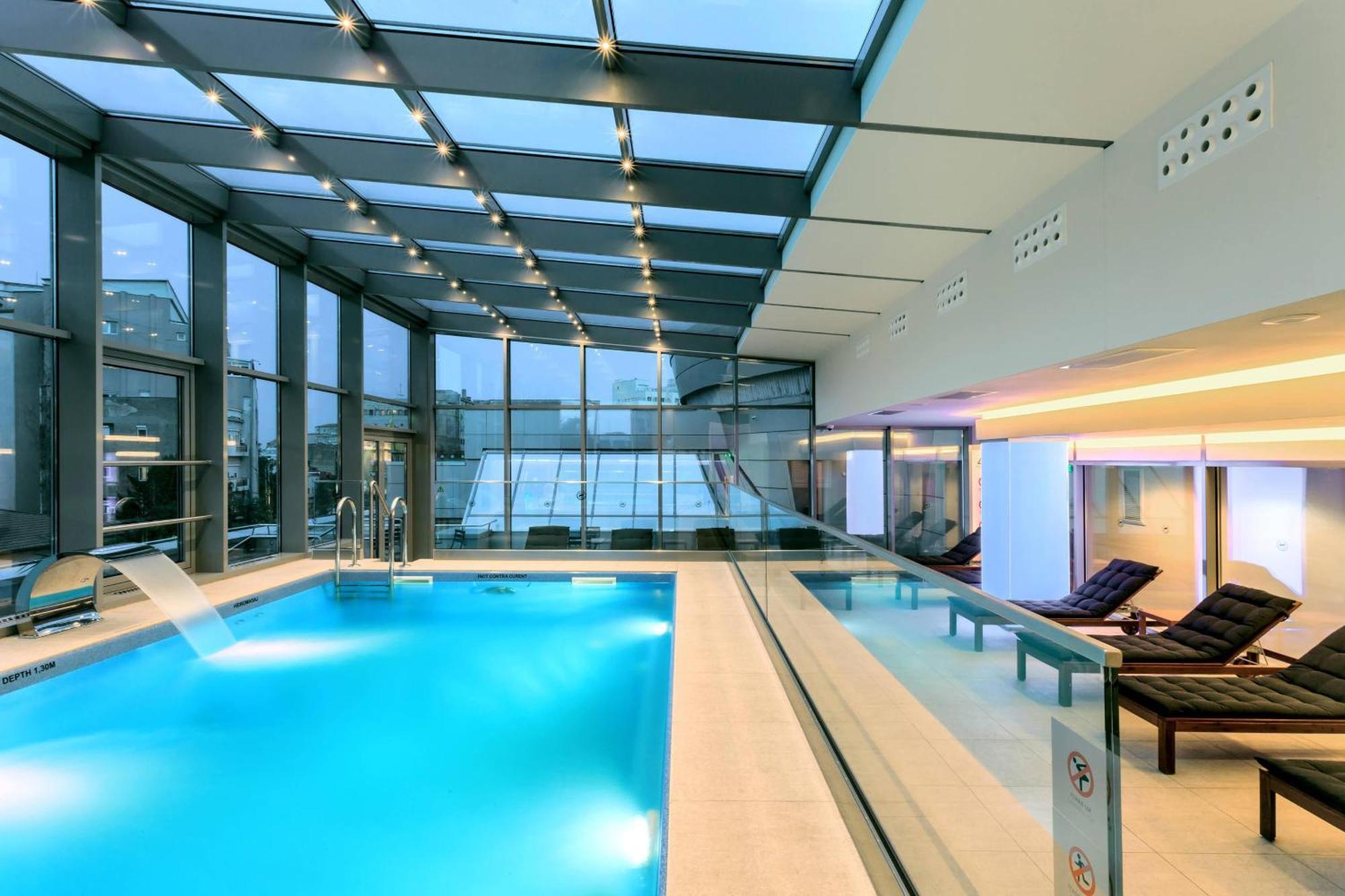 Sheraton Bucharest Hotel Exterior foto The pool at the hotel