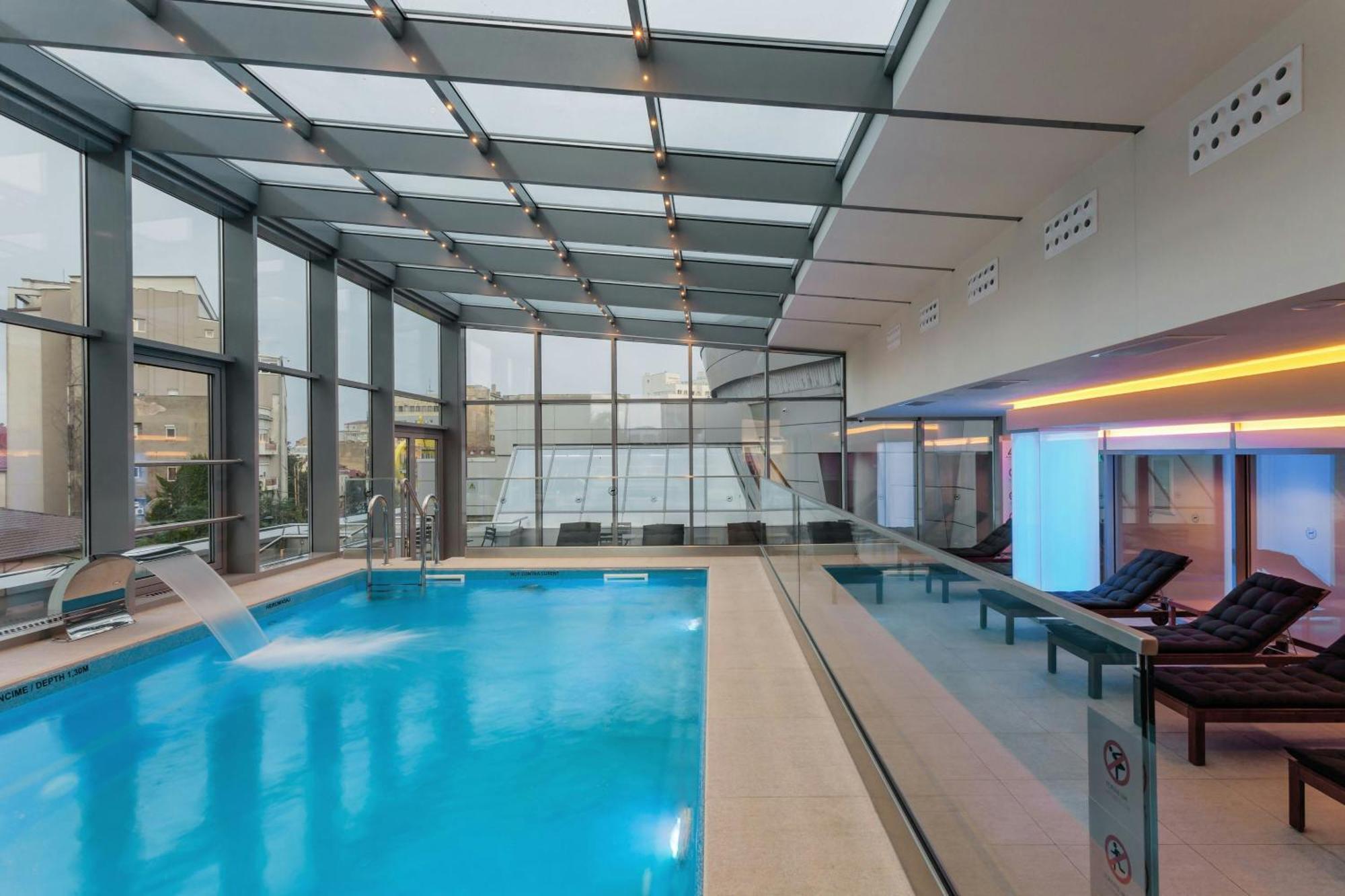 Sheraton Bucharest Hotel Exterior foto The pool at the hotel