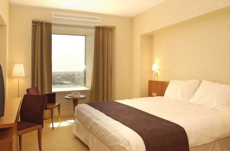 Sheraton Bucharest Hotel Exterior foto A room at the hotel